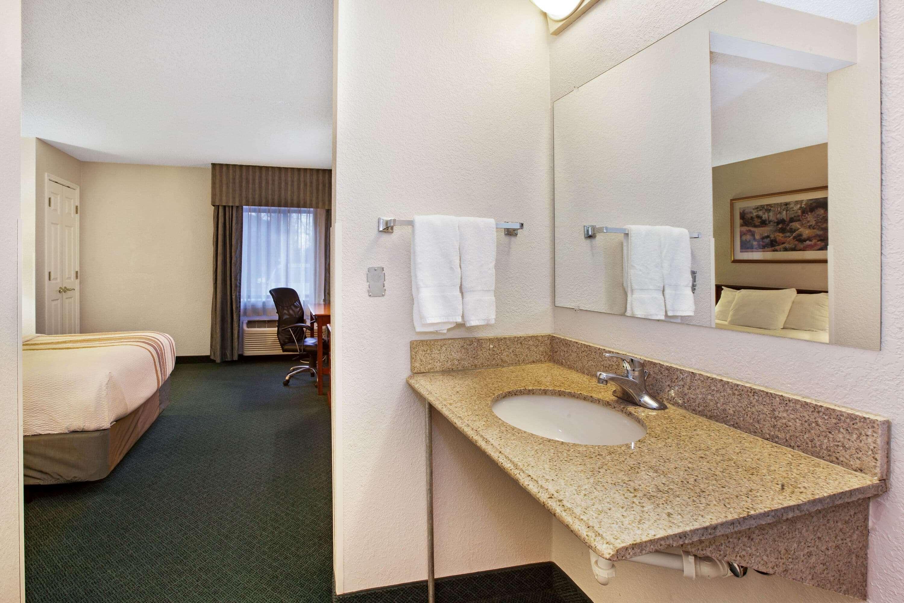 La Quinta Inn By Wyndham Detroit Canton Eksteriør billede