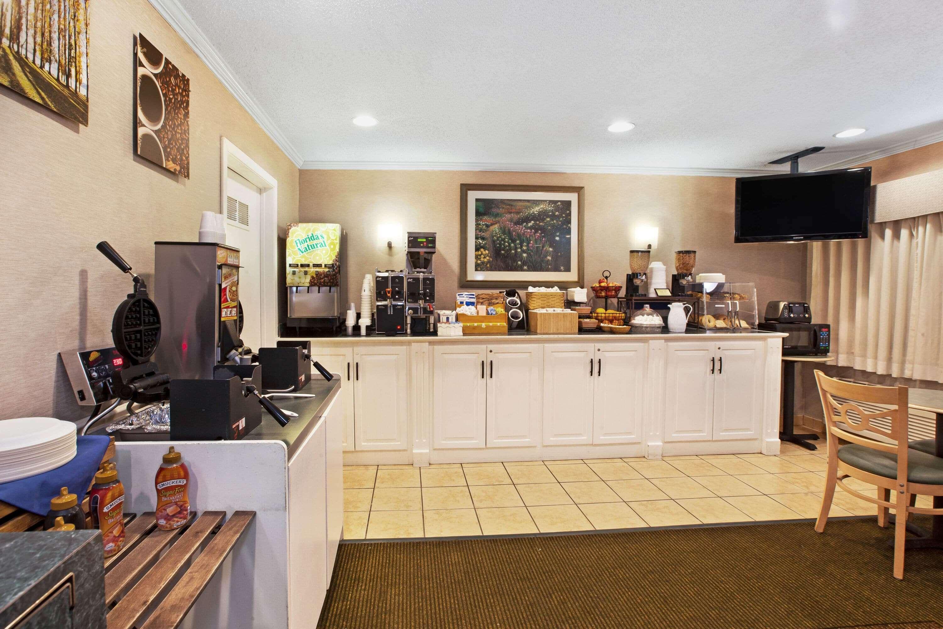 La Quinta Inn By Wyndham Detroit Canton Eksteriør billede
